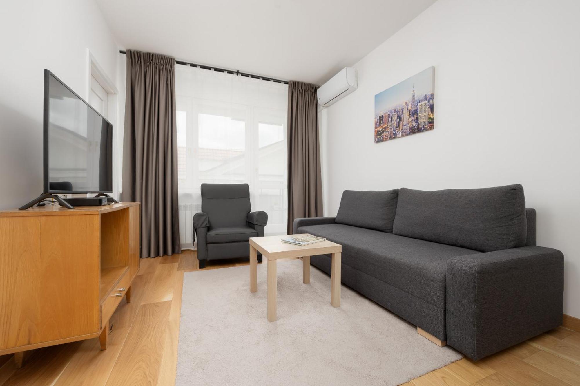Charming For 4 People Located 650 M From The Old Town Of By Renters Varsavia